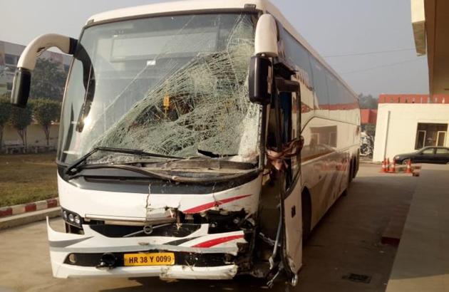 The private transport bus that hit two cars on the Chandigarh-Ambala highway leaving seven people dead. The driver, who had fled the spot after the accident, was arrested after he was found sleeping in the bus.(HT Photo)