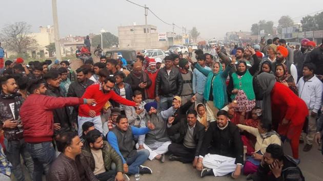BJP workers protest against alleged fake polling in Amritsar(Sameer Sehgal/ HT Photo) BJP workers protest against alleged fake polling in Amritsar(Sameer Sehgal/ HT Photo)