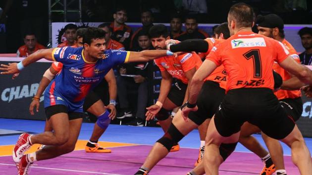 UP Yoddhas rode on their defenders to make a major upset as they outclassed U Mumba 34-29 in the first eliminator of the Pro Kabaddi League.(Twitter)