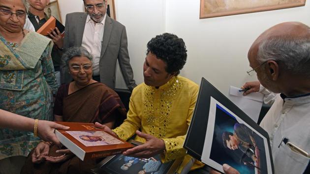 Ace cricketer Sachin Tendulkar visited Pu la Deshpande’s home in Malti Madhav, Bhandarkar road on November 16 and interacted with the family members remembering their family meetings. Sachin said he was honoured to unveil the logo for (I Love Pu La) and was humbled to be youth ambassador for the centenary celebrations of Pulosatav 2018. (Pratham Gokhale/HT Photo) 