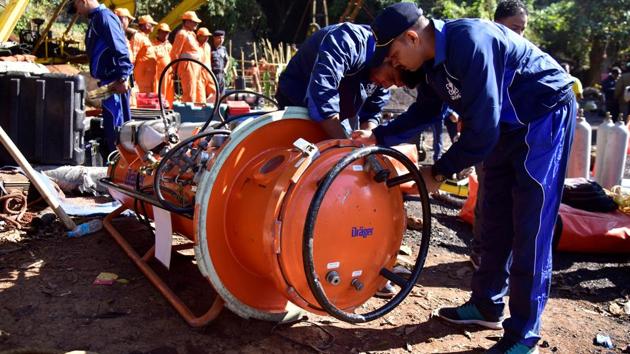 Indian Navy personnel prepare diving equipment before entering a coal mine that collapsed in Ksan, in the northeastern state of Meghalaya, India, December 30, 2018.(Reuters photo)