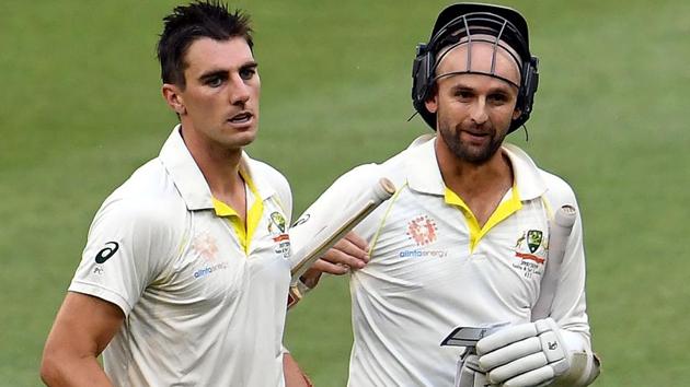 Pat Cummins (L) and Nathan Lyon walk back to the pavilion.(AFP)