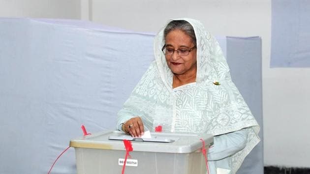 Prime Minister Sheikh Hasina casts her vote in the morning during the general election in Dhaka, Bangladesh on December 30.(REUTERS)