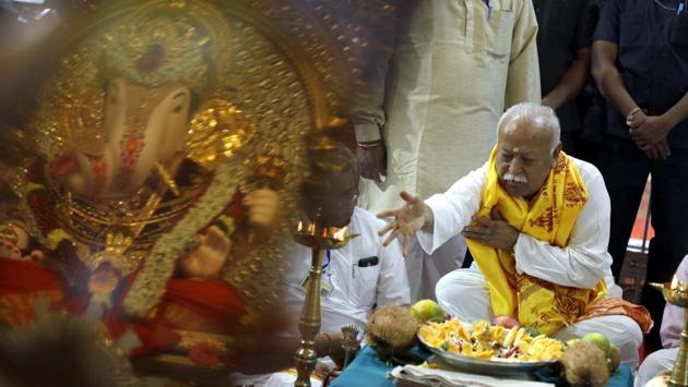 Rashtriya Swayamsevak Sangh (RSS) chief Mohan Bhagvat  do a aarti of Dagdushet Halwai Ganpati on October 23. (RAHUL RAUT/HT PHOTO) 