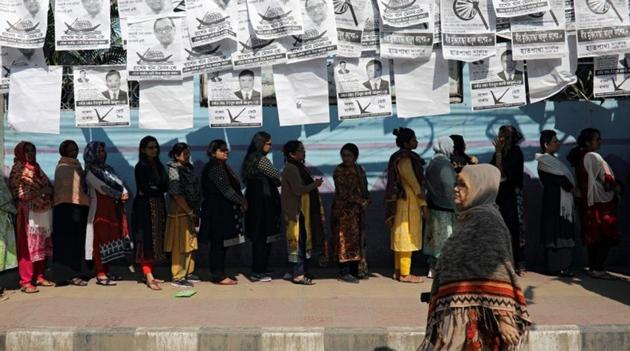 Voters queue at a voting center during the general election in Dhaka, Bangladesh December 30, 2018.(Reuters file photo)