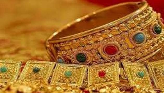 Two unidentified men stole a gold chain, a ring, cash, and a mobile phone from a 55-year-old woman after scaring the woman and making her believe that wearing gold would bring her and her family bad luck.(PTI/ Representative Image) Two unidentified men stole a gold chain, a ring, cash, and a mobile phone from a 55-year-old woman after scaring the woman and making her believe that wearing gold would bring her and her family bad luck.(PTI/ Representative Image)