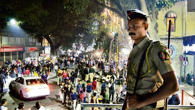 Popular thoroughfares like MG road here, were buzzing with Puneites on December 31, all ushering in the New Year under the watchful eye of the law.(Ravindra Joshi/HT PHOTO)