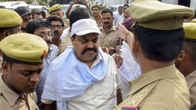 A Lucknow-based realtor was allegedly held hostage and tortured inside Deoria jail for several hours by the aides of imprisoned criminal-politician Atiq Ahmad.(PTI)