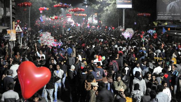 People at Good Luck chowk, Deccan in Pune on Monday night to welcome the New Year. (HT PHOTO)