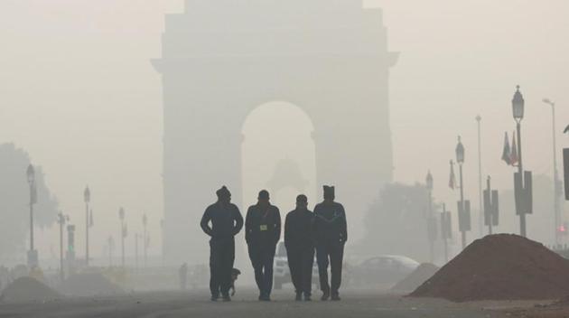 Men walk in front of the India Gate shrouded in smog in New Delhi, India, December 26, 2018.(Reuters)