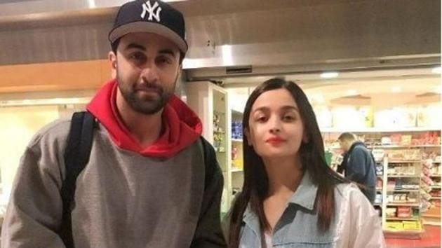 Alia Bhatt and Ranbir Kapoor welcomes the new year in New York with his parents, Rishi Kapoor and Neetu Singh.(Instagram)