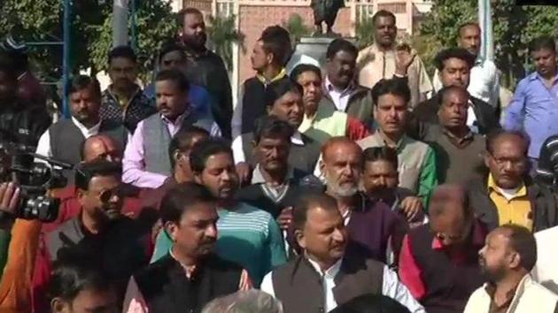 BJP workers hold protest outside the Secretariat against Chief Minister Kamal Nath over Vande Mataram row on January 2.(Twitter/ANI Photo) BJP workers hold protest outside the Secretariat against Chief Minister Kamal Nath over Vande Mataram row on January 2.(Twitter/ANI Photo)