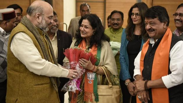 Asserting that she wants to work for the BJP and strengthen it, 70-year-old Moushumi Chatterjee joined the party in the presence of Amit Shah and Kailash Vijayvargiya.(Sanchit Khanna/HT Photo)