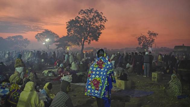 People cover themselves with warm cloths on a winter morning in Bhima Koregaon on Tuesday. (Pratham Gokhale/HT Photo) People cover themselves with warm cloths on a winter morning in Bhima Koregaon on Tuesday. (Pratham Gokhale/HT Photo)