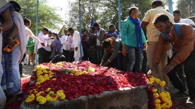 Dalits knelt before the tomb of Govind Gopal Mahar at Vadhu Budruk and offered floral tributes. (Pratham Gokhale/HT Photo) Dalits knelt before the tomb of Govind Gopal Mahar at Vadhu Budruk and offered floral tributes. (Pratham Gokhale/HT Photo)