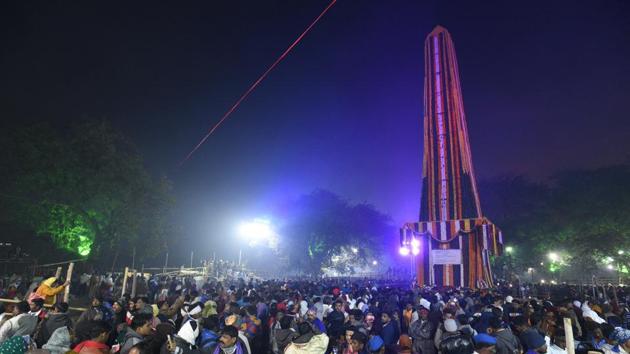 People visit Jay Stambh to pay tribute at Koregaon Bhima on occasion of 201st anniversary of the Koregaon Bhima battle in in Pune. (Pratham Gokhale/HT Photo) People visit Jay Stambh to pay tribute at Koregaon Bhima on occasion of 201st anniversary of the Koregaon Bhima battle in in Pune. (Pratham Gokhale/HT Photo)