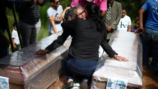 During his roughly three months spent in Honduras in 2018, Garrido photographed mothers waiting at the morgue for the bodies of murdered sons and daughters, police keeping watch over corpses left lying on streets after shootouts and families wailing over the coffins of loved ones. (Edgard Garrido / REUTERS) During his roughly three months spent in Honduras in 2018, Garrido photographed mothers waiting at the morgue for the bodies of murdered sons and daughters, police keeping watch over corpses left lying on streets after shootouts and families wailing over the coffins of loved ones. (Edgard Garrido / REUTERS)