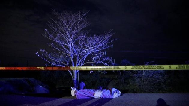 The body of a man lies on a highway in San Pedro Sula, Honduras. According to Honduran government figures, the homicide rate reached 86 per 100,000 people in 2011-2012. The rate for 2018 should end below 40 per 100,000, the security ministry has said. (Edgard Garrido / REUTERS) The body of a man lies on a highway in San Pedro Sula, Honduras. According to Honduran government figures, the homicide rate reached 86 per 100,000 people in 2011-2012. The rate for 2018 should end below 40 per 100,000, the security ministry has said. (Edgard Garrido / REUTERS)