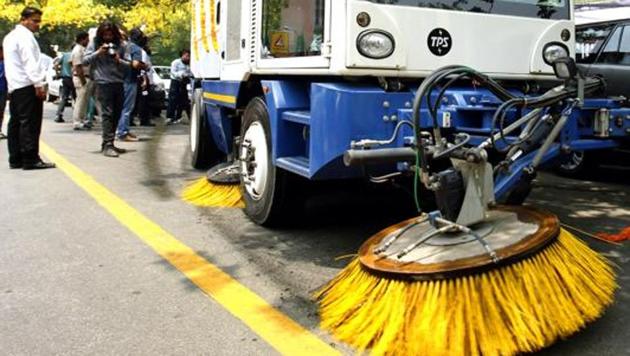Noida authority is already mechanically sweeping about 67 km of roads along DSC Road, Udyog Marg, Noida-Greater Noida expressway and parts of Master Plan 1 and 2 roads (HT File / Photo used for representation) Noida authority is already mechanically sweeping about 67 km of roads along DSC Road, Udyog Marg, Noida-Greater Noida expressway and parts of Master Plan 1 and 2 roads (HT File / Photo used for representation)