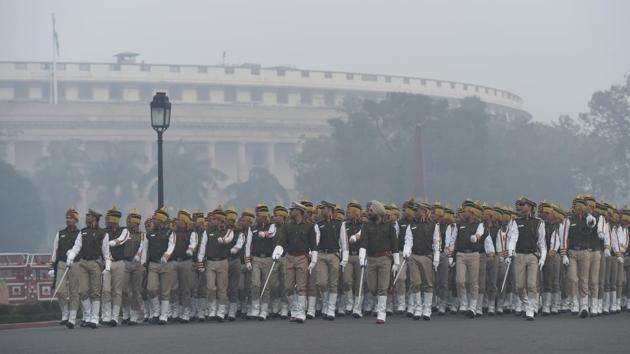 A Delhi Police contingent rehearses for the Republic Day parade at Vijay Chowk, New Delhi, on a smoggy Tuesday morning. (Arvind Yadav/HT Photo) A Delhi Police contingent rehearses for the Republic Day parade at Vijay Chowk, New Delhi, on a smoggy Tuesday morning. (Arvind Yadav/HT Photo)
