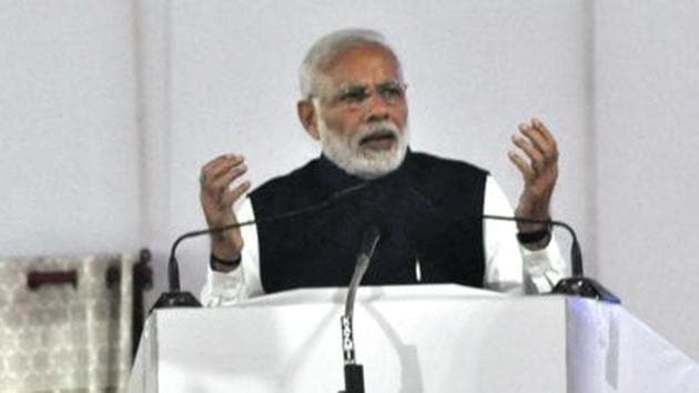 Prime Minister Narendra Modi speaks during the inauguration ceremony of two major national highways and an inland waterways projects, Varanasi, November 12, 2018(Rajesh Kumar / Hindustan Times)