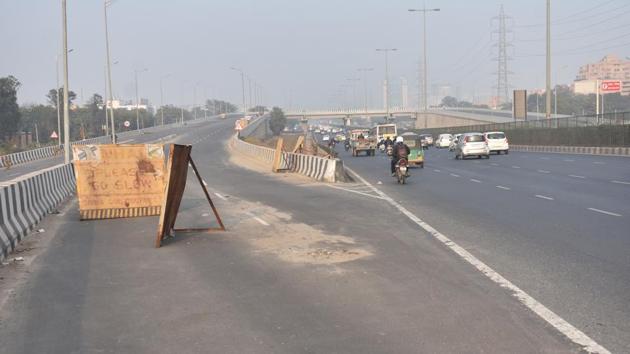 NHAI’s decision to asking a labourer to inaugurate the Iffco Chowk flyover was appreciated by the workforce.(Yogendra Kumar/HT Photo)