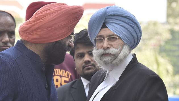 Senior advocate HS Phoolka (R) is seen at Patiala House Court in New Delhi.(Sonu Mehta/HT PHOTO)