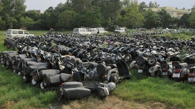 A survey by IIT-Delhi has found 2,099 vehicles abandoned along road sides in Delhi. This number does not include the seized vehicles lying outside police stations.(HT File Photo) A survey by IIT-Delhi has found 2,099 vehicles abandoned along road sides in Delhi. This number does not include the seized vehicles lying outside police stations.(HT File Photo)