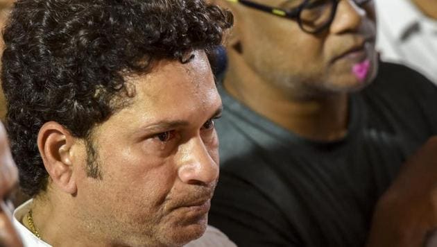 Sachin Tendulkar attends the funeral of Ramakant Achrekar.(Kunal Patil/HT Photo) Sachin Tendulkar attends the funeral of Ramakant Achrekar.(Kunal Patil/HT Photo)