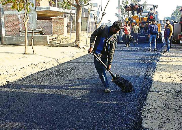 Gurugram’s first plastic road was built on a 100-metre stretch in Sector 51, on December 19.(Yogendra Kumar/HT PHOTO)