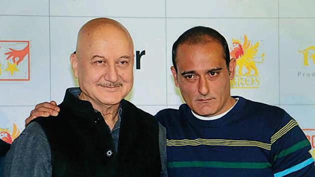 Bollywood actors Anupam Kher and Akshaye Khanna at the trailer launch of the film in Mumbai.(HT Photo)