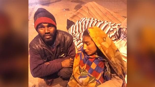 A homeless woman delivered a baby on a footpath in Delhi as the night shelters in the area were full.(HT Photo)