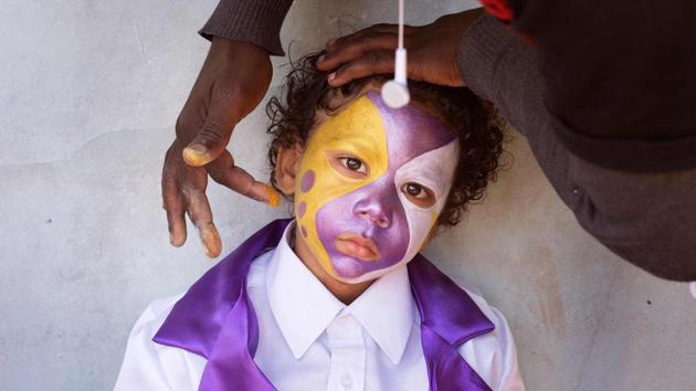 A member of the District 6 Hanover minstrel troupe has make up applied outside a house before going to march in the city centre during the annual Tweede Nuwe Jaar (Second New Year) Cape Town Minstrels Carnival, in Cape Town, South Africa. (Rodger Bosch / AFP) A member of the District 6 Hanover minstrel troupe has make up applied outside a house before going to march in the city centre during the annual Tweede Nuwe Jaar (Second New Year) Cape Town Minstrels Carnival, in Cape Town, South Africa. (Rodger Bosch / AFP)