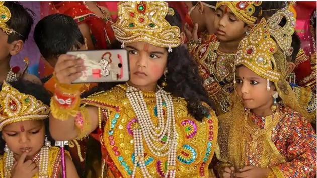 Children dressed as Lord Ram and Sita take a selfie during ‘Diwali’ celebrations in Ajmer.(HT File Photo)