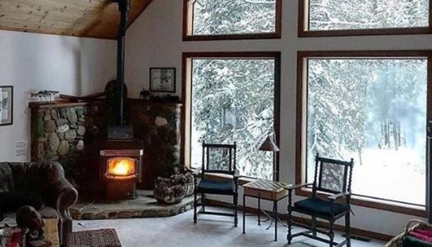 A beautiful Airbnb cottage in the mountains where you can spend your snowy winters reading a book, writing, painting with a cup of hot chocolate or your favourite dish.(Airbnb/Instagram)