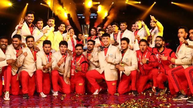 Players of Bengaluru Bulls celebrates after lifting the PKL 2018/19 trophy.(PKL Image)