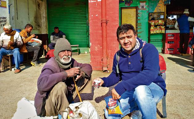 Ameya Ghanekar (right) shares a meal with Ghanashyam, a 66-year-old resident of Rishikesh.(HT/PHOTO)