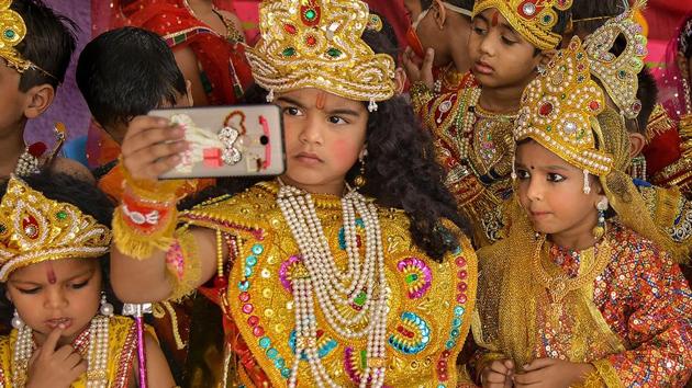 Children dressed as Lord Ram and Sita take a selfie during 'Diwali' celebrations in Ajmer.(PTI FILE PHOTO)