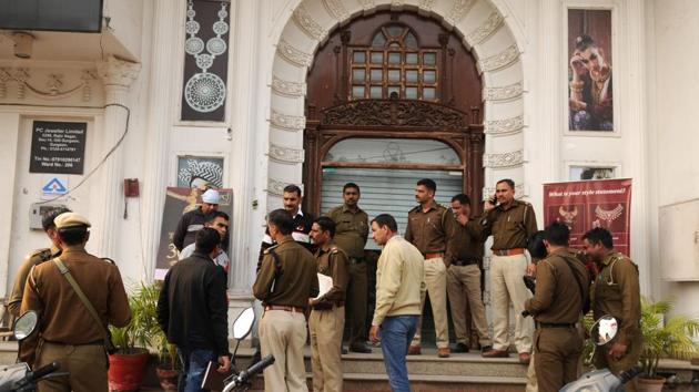 A police officer privy to the investigation, requesting anonymity, said, “It is not certain on which day the thieves broke into the house. No arrests have been made.” (Representative) A police officer privy to the investigation, requesting anonymity, said, “It is not certain on which day the thieves broke into the house. No arrests have been made.” (Representative)