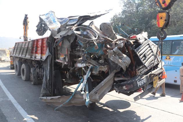 In a major e-way accident four people, including three from Pune, died while five others suffered injuries after a truck loaded with cement bags fell on three other cars.(HT/PHOTO)