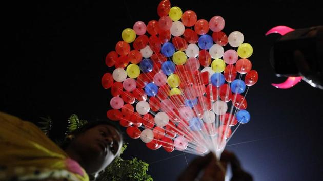 A moment between celebrations as people gather out to ring in the New Year at FC road in Pune, Maharashtra. (Rahul raut / HT Photo) A moment between celebrations as people gather out to ring in the New Year at FC road in Pune, Maharashtra. (Rahul raut / HT Photo)
