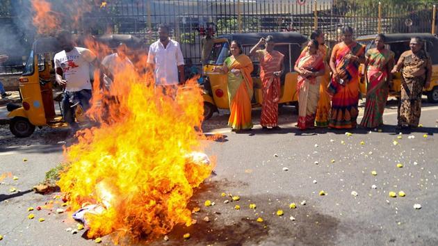 BJP workers burn an effigy of Kerala chief minister Pinarayi Vijayan during a protest over the Sabarimala issue, in Kanyakumari.(PTI Photo)