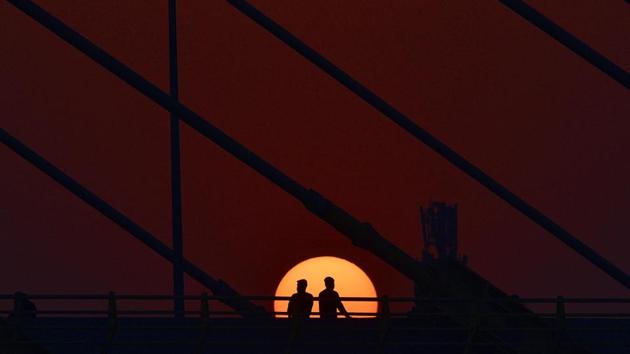 A view of the sun setting on the year gone by, on New Year’s Eve from Signature Bridge in Wazirabad in New Delhi. (Sanchit Khanna / HT Photo) A view of the sun setting on the year gone by, on New Year’s Eve from Signature Bridge in Wazirabad in New Delhi. (Sanchit Khanna / HT Photo)
