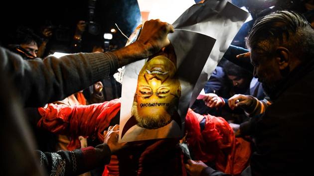 Hindu activists burn an effigy of Kerala chief minister Pinarayi Vijayan during a demonstration over two women entering the Sabarimala Ayyapa temple, in New Delhi.(AFP)