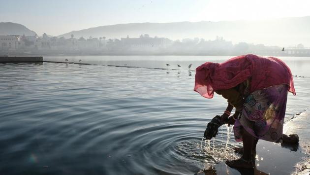 A woman washes her clothes in Pushkar Lake in the western state of Rajasthan. (Noemi Cassanelli / AFP) A woman washes her clothes in Pushkar Lake in the western state of Rajasthan. (Noemi Cassanelli / AFP)