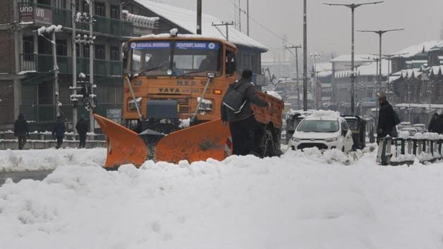 Srinagar: A snow clearance vehicle removes snow off the road making way for the vehicles to ply after a snowfall, in Srinagar, Saturday, Jan. 05, 2019. According to the MeT department officials, most places in Kashmir, including plains of the valley, received moderate to heavy snowfall overnight. (PTI)