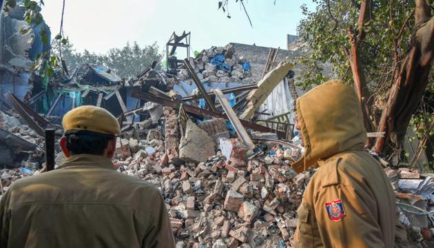 Policemen at the site of the building collapse in west Delhi’s Moti Nagar. Seven people were killed in the incident(PTI)