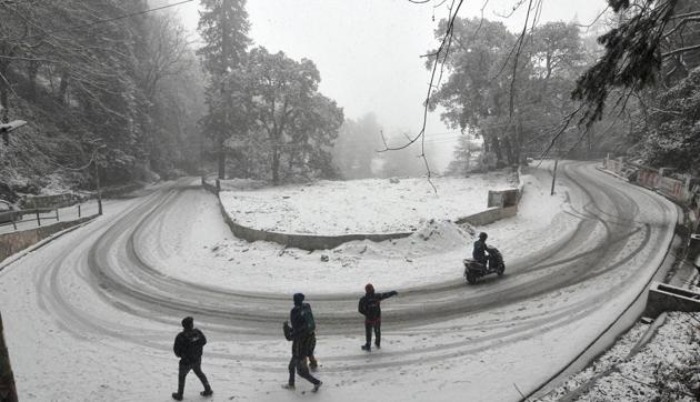 Widespread snowfall over western Himalayas will lead to the minimum temperature falling in Delhi by 1 to 2 degrees in the next couple of days, but there will be no cold wave condition, said Met.(Deepak Sansta/ HT Photo)