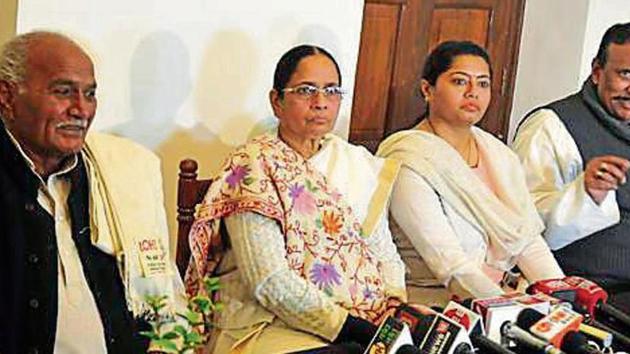 Krishna Patel (in specs) talking to journalists in Lucknow(HT Photo)