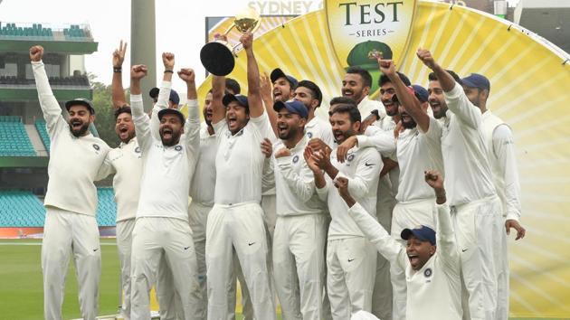 Virat Kohli (L), and The Indian Cricket Team celebrate winning the Border Gavaskar trophy during day five of the fourth Test match in the series between Australia and India at Sydney Cricket Ground on January 07, 2019 in Sydney, Australia(Getty Images)